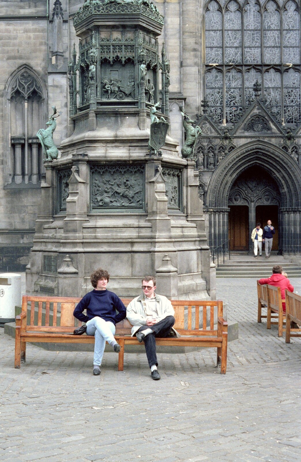 Angela and Hamish sit on a bench from Uni: A Trip To Glasgow and Edinburgh, Scotland - 15th May 1989