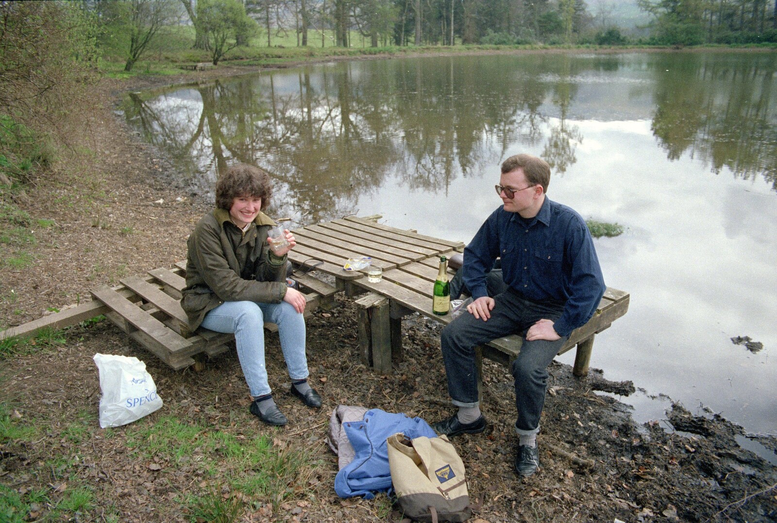 Uni: A Trip To Glasgow and Edinburgh, Scotland - 15th May 1989: Angela and Hamish by a lake