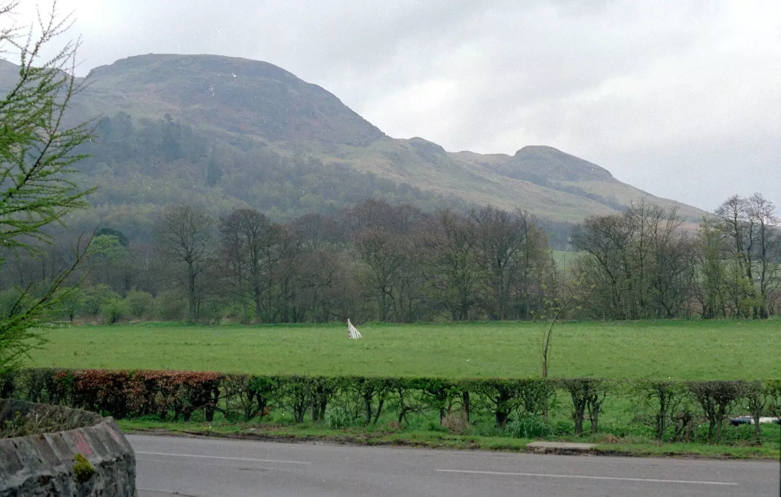 A view of a hill, from Uni: A Trip To Glasgow and Edinburgh, Scotland - 15th May 1989