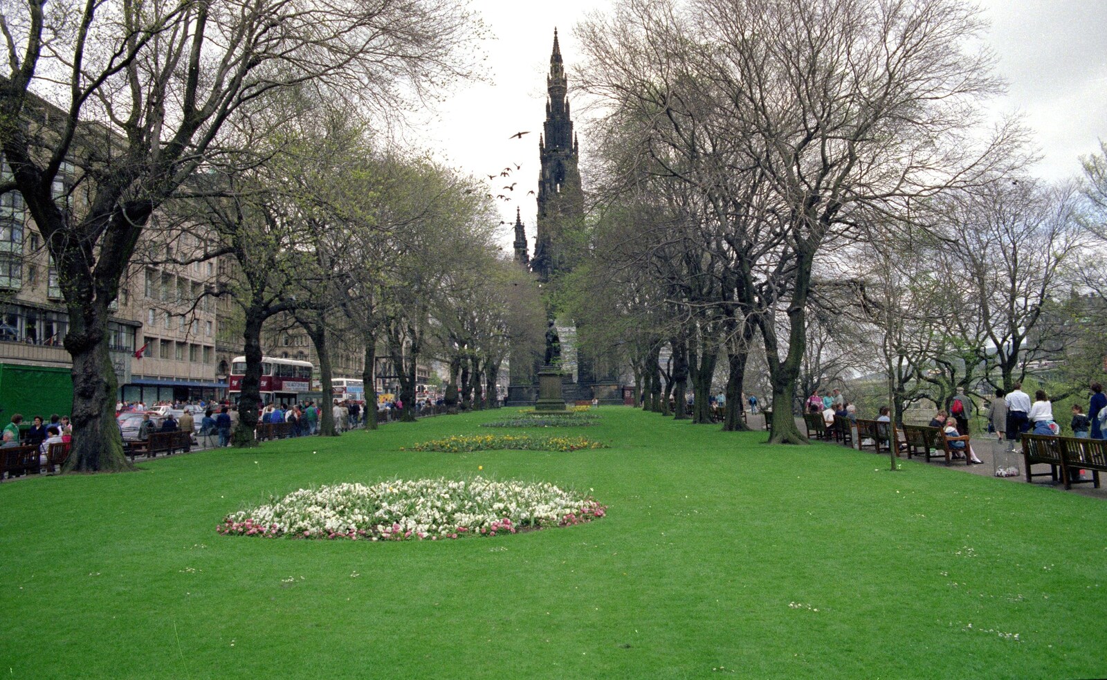 Uni: A Trip To Glasgow and Edinburgh, Scotland - 15th May 1989: The Scott Monument