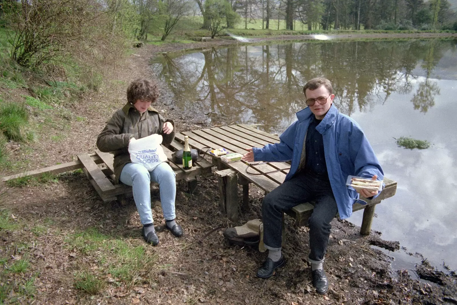 Hamish waves some sandwiches around, from Uni: A Trip To Glasgow and Edinburgh, Scotland - 15th May 1989