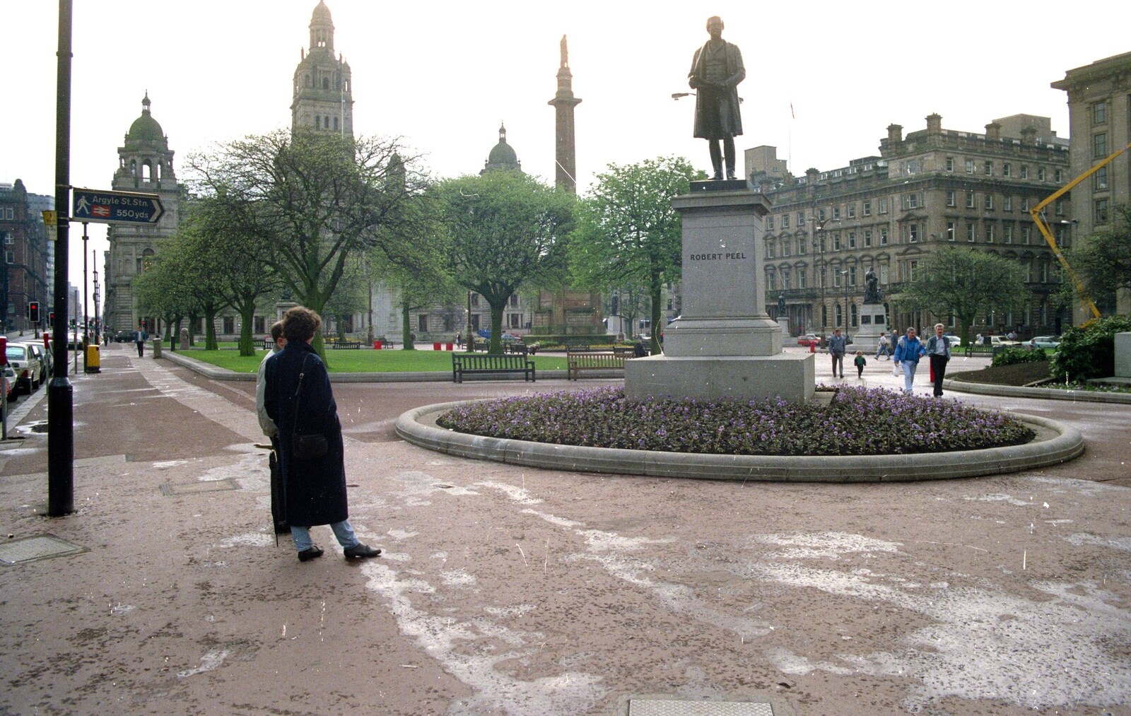 Hamish and Angela by the Robert Peel memorial from Uni: A Trip To Glasgow and Edinburgh, Scotland - 15th May 1989