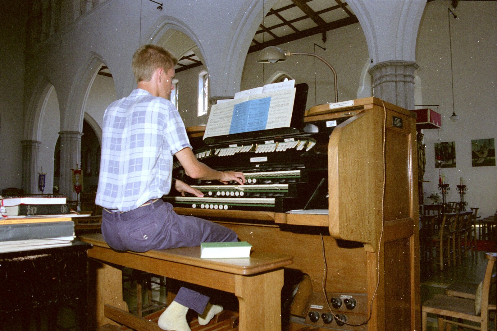 Uni: Country Clubs, On The Beach and Organs, Plymouth - 28th May 1989: Nosher plays the organ