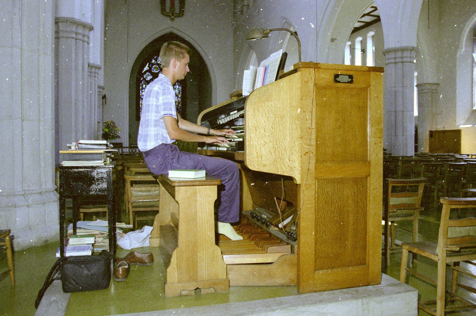Uni: Country Clubs, On The Beach and Organs, Plymouth - 28th May 1989: More organg action and socked feet