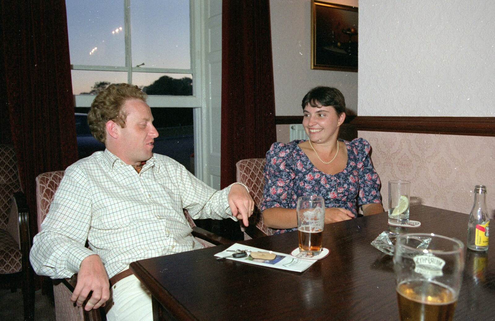 Uni: Country Clubs, On The Beach and Organs, Plymouth - 28th May 1989: Andrew makes a point
