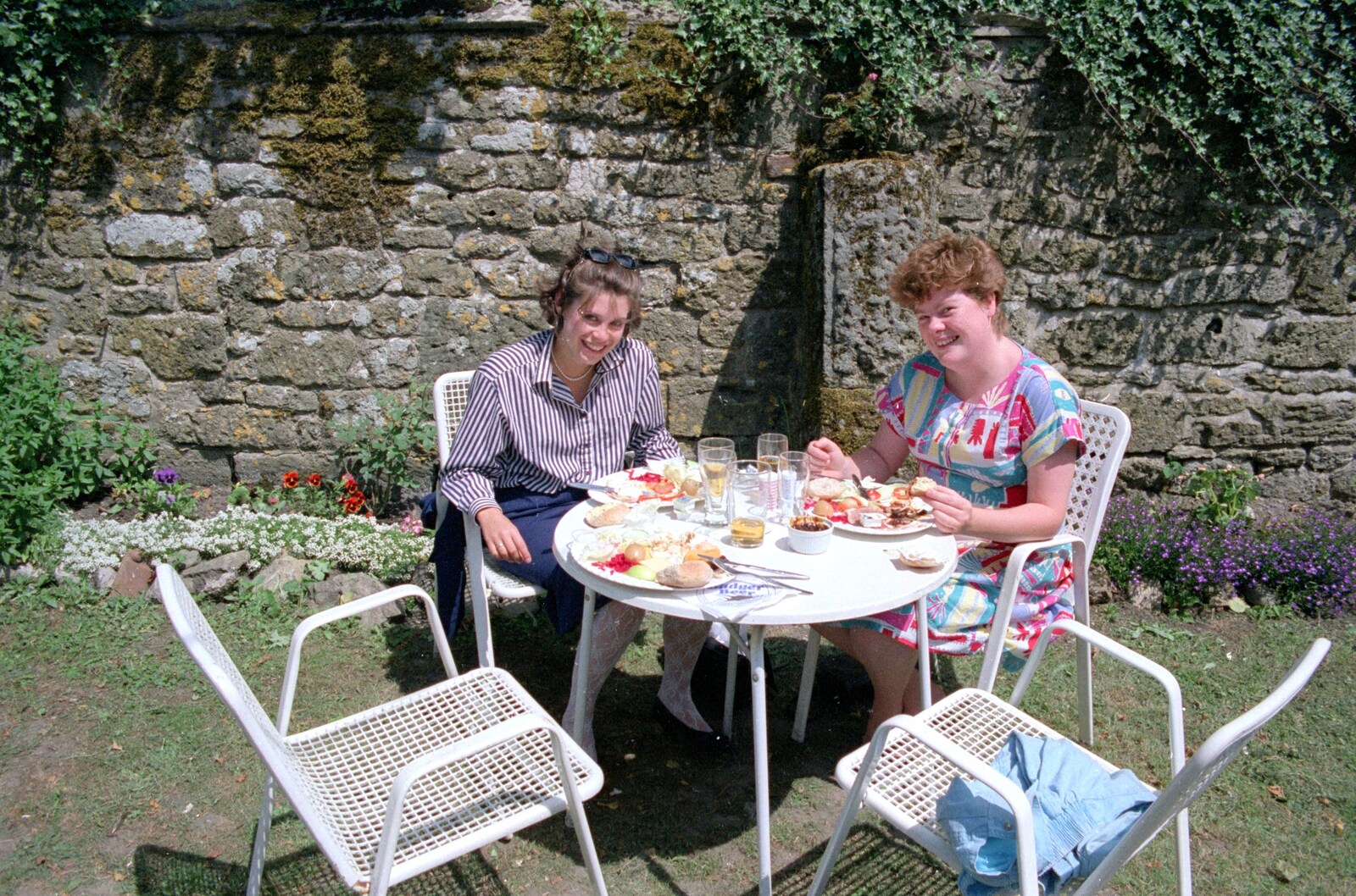 Uni: A Trip to Swindon, Shaftesbury, and the Tamar Bridge, Wiltshire, Dorset and Devon - 28th May 1989: Michelle and Kate in a pub garden in Shaftesbury