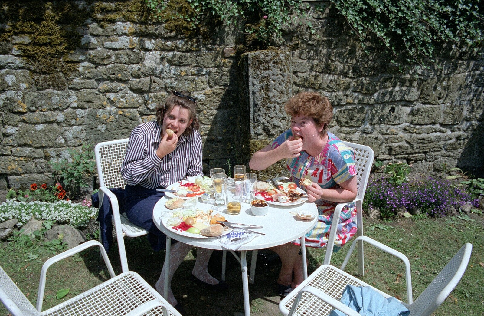 Uni: A Trip to Swindon, Shaftesbury, and the Tamar Bridge, Wiltshire, Dorset and Devon - 28th May 1989: Michelle and Kate get stuck in to a Ploughman's
