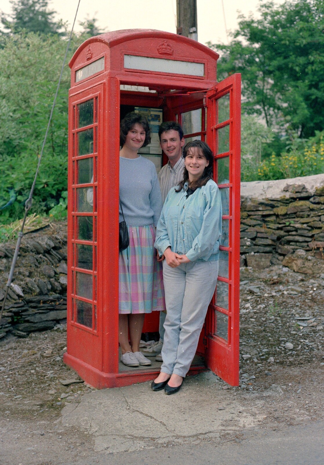 The gang cram in to a K6 phone box from Uni: A Trip to Mount Edgcumbe, Cornwall - 17th June 1989