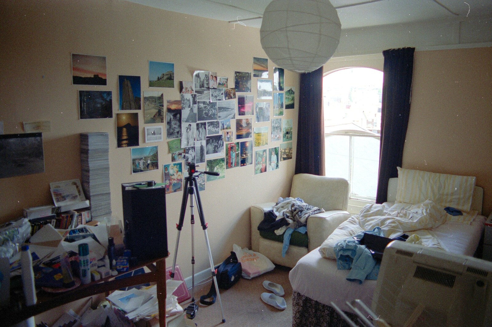 Uni: Risky Business, A Wedding Occurs and Dave Leaves, Wyndham Square, Plymouth - 15th July 1989: The bedroom photo wall