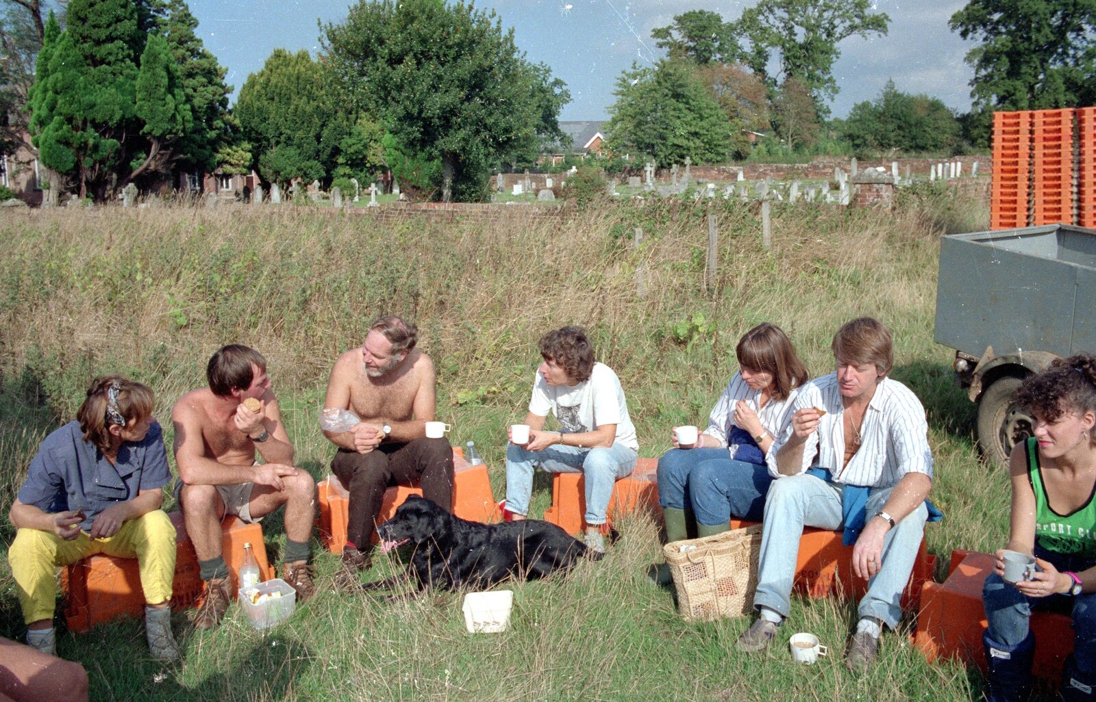 It's a tea break for the grape pickers from Harrow Vineyard Harvest and Wootton Winery, Dorset and Somerset - 5th September 1989