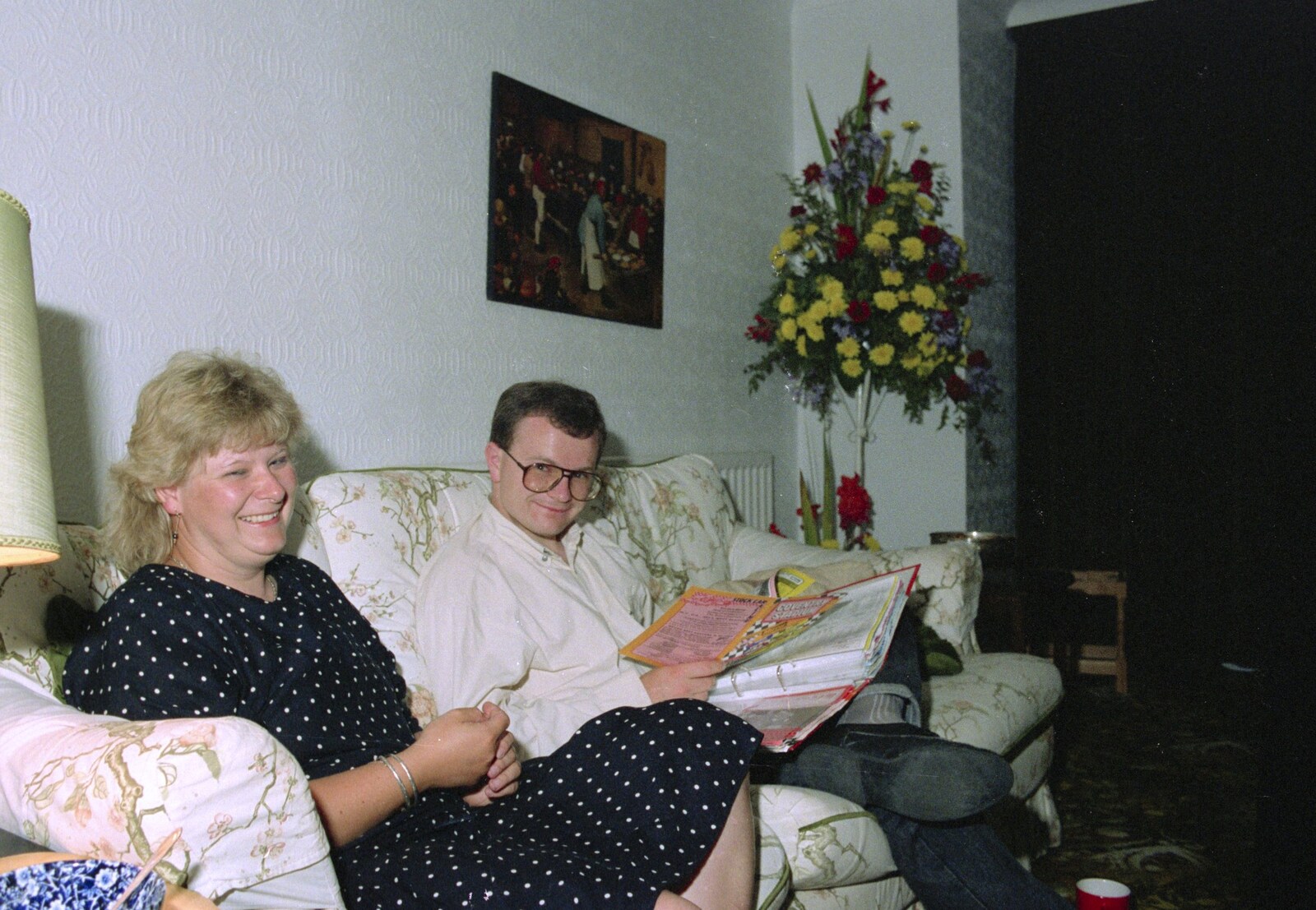 Chris and Phil's Party, Hordle, Hampshire - 6th September 1989: Anna and Hamish on the sofa