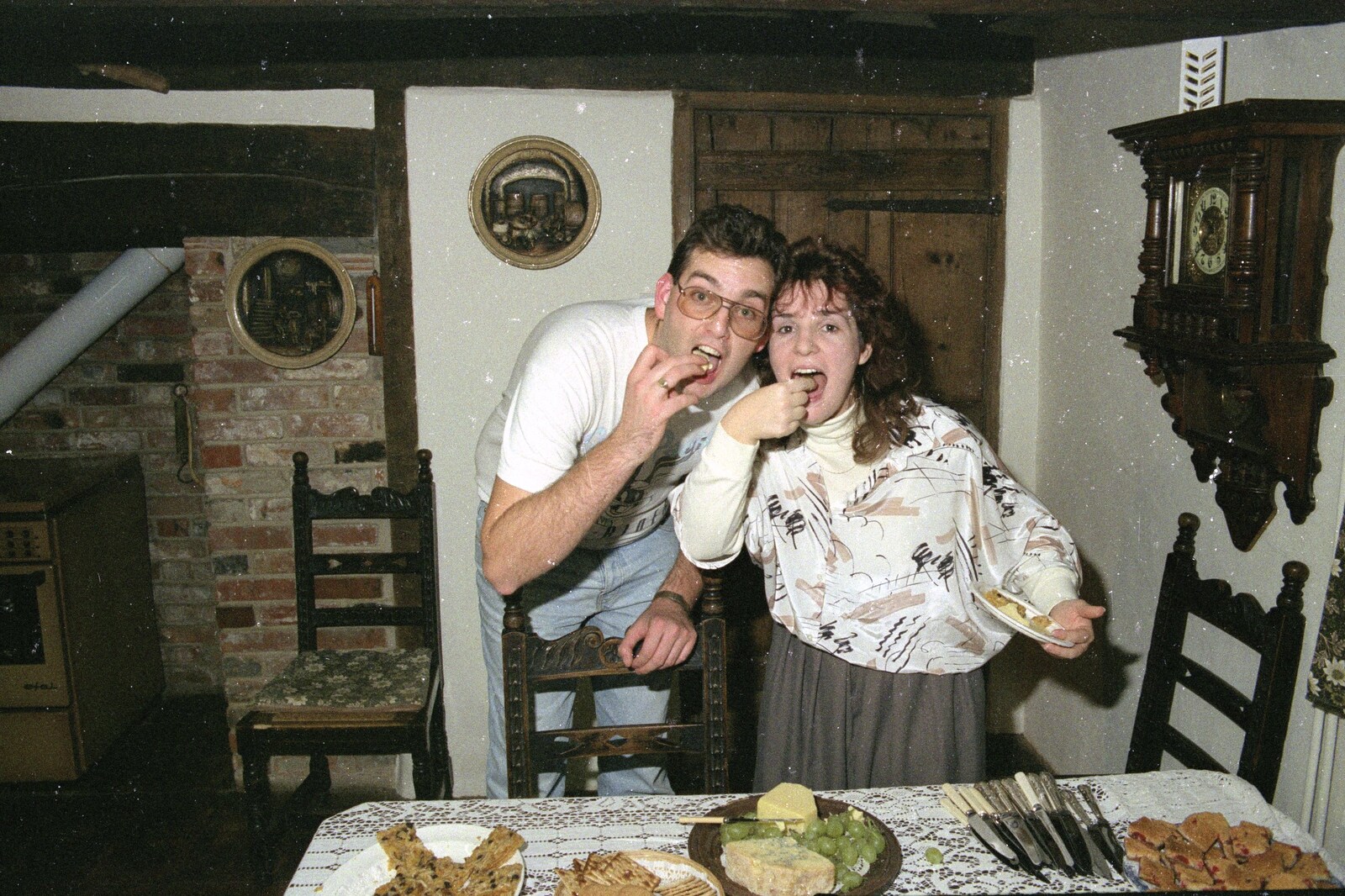 A Stuston Bonfire Night, Suffolk - 5th November 1989: Steve and Sam eat in unison