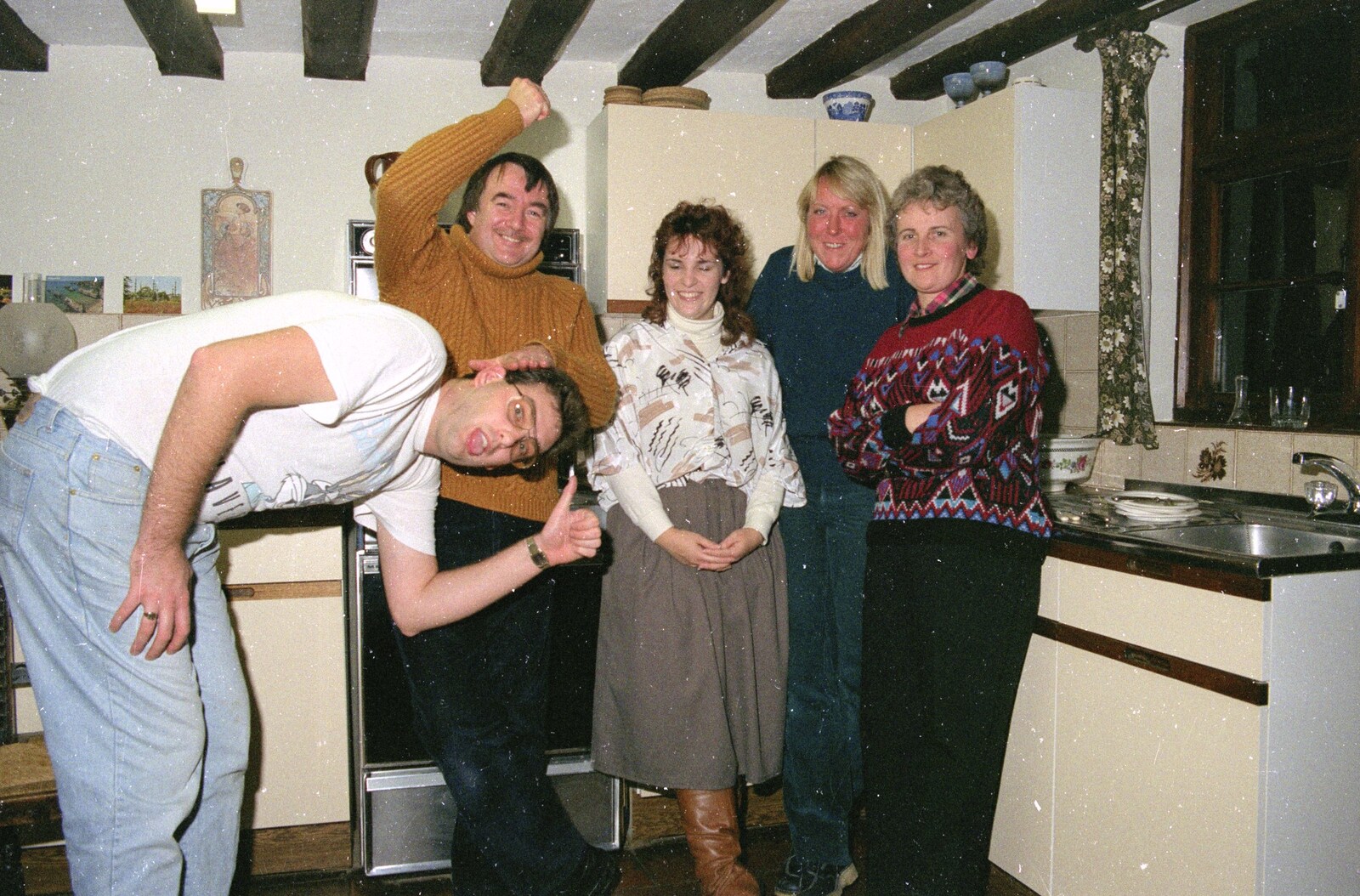 A Stuston Bonfire Night, Suffolk - 5th November 1989: Steve, David, Sam, Sue and Linda in the kitchen