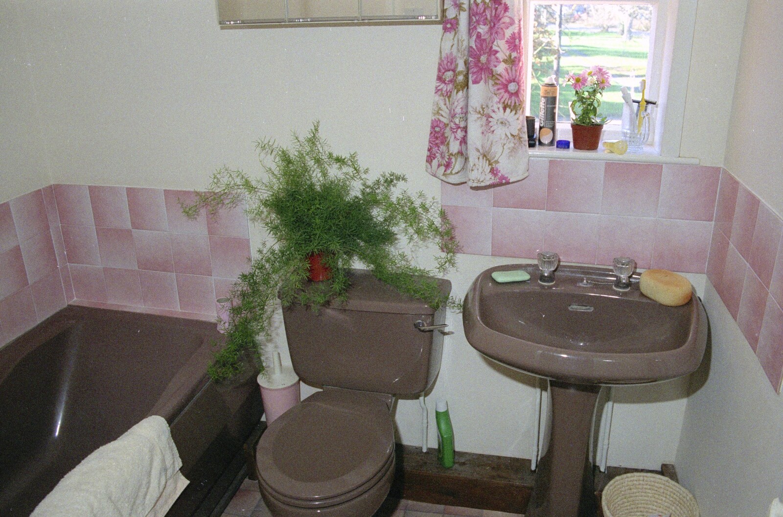 The faintly gruesome brown bathroom suite from The Old Man Visits, and a Frosty Stuston, Suffolk - 8th December 1989