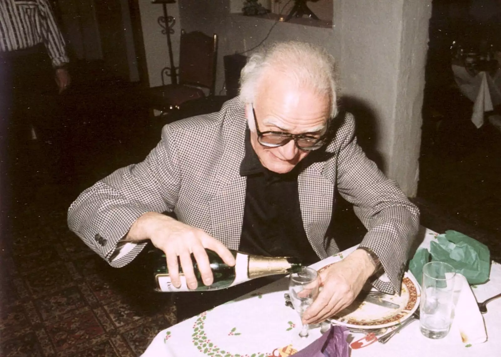 Howard Vyse pours out a bit of bubbly, from BPCC Printec Christmas Do, Harleston Swan - 15th December 1989