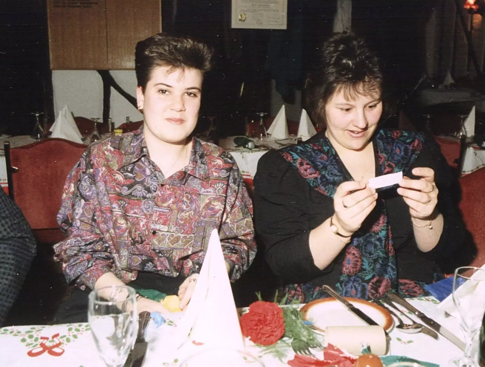 Kelly Pitcher and Wendy Saunders read a motto , from BPCC Printec Christmas Do, Harleston Swan - 15th December 1989