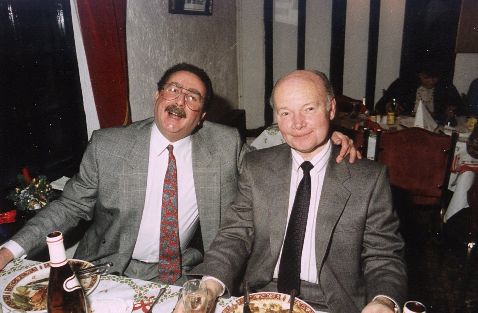 Brian Williams and Ron 'Do-ron' Dixon from BPCC Printec Christmas Do, Harleston Swan - 15th December 1989
