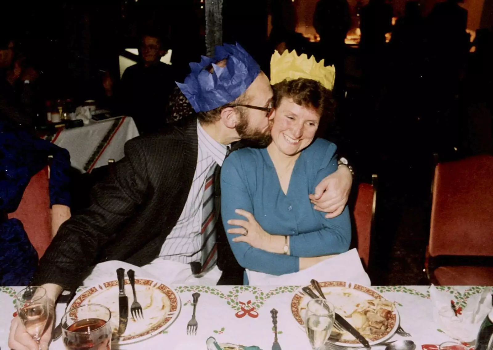 Baz gives Wendy a peck on the cheek, from BPCC Printec Christmas Do, Harleston Swan - 15th December 1989