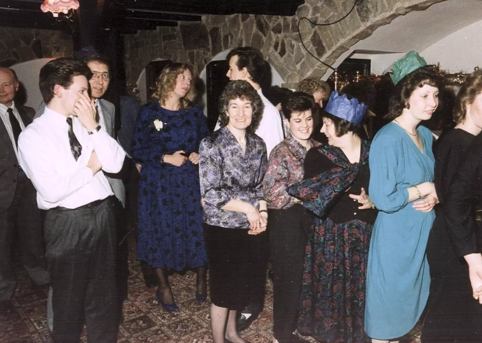 Queuing up for the carvery, from BPCC Printec Christmas Do, Harleston Swan - 15th December 1989