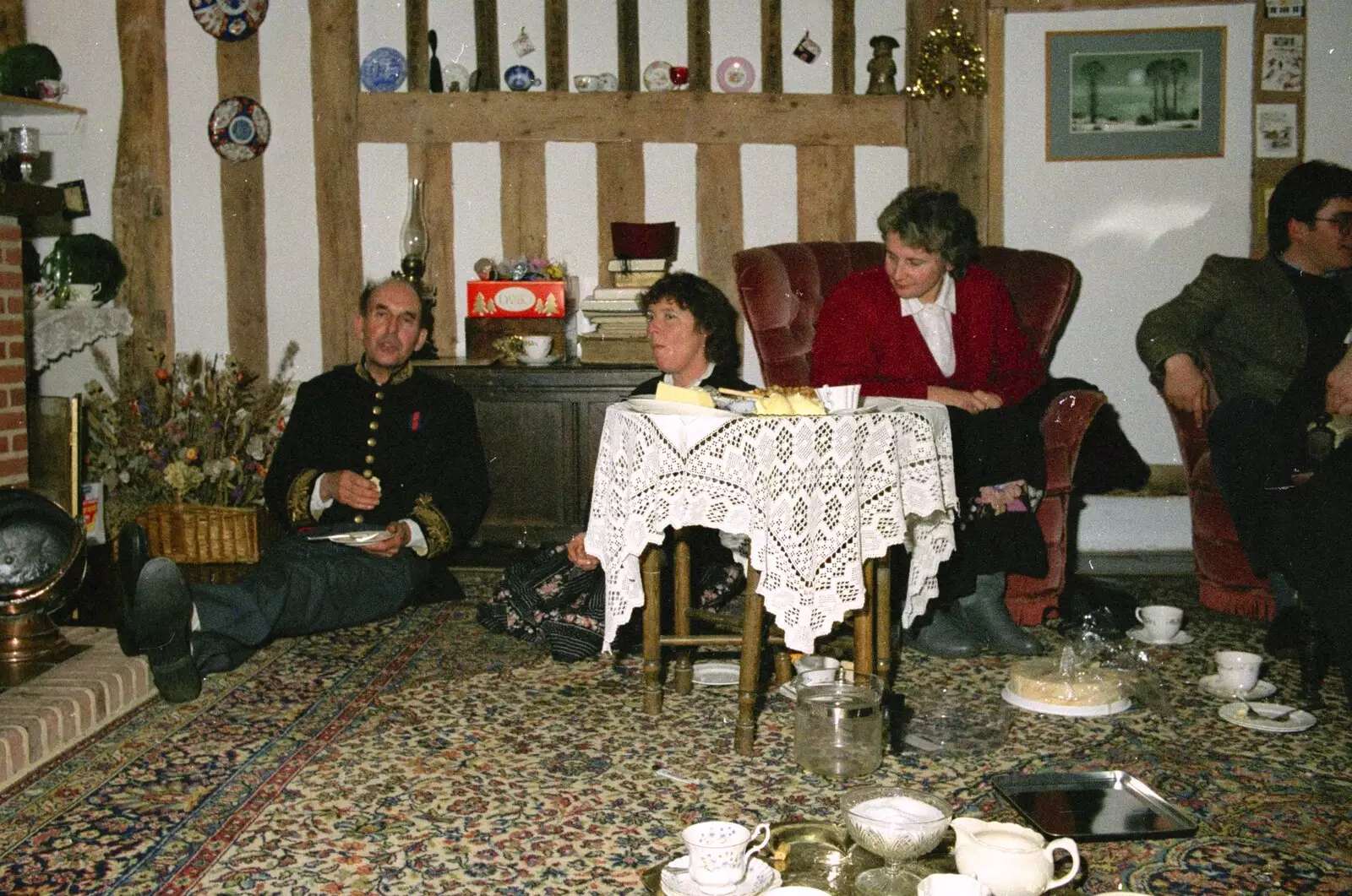 Hanging out in Elteb and Derek's lounge, from Late Night, and Christmas with the Coxes, Needham, Norfolk - 25th December 1989