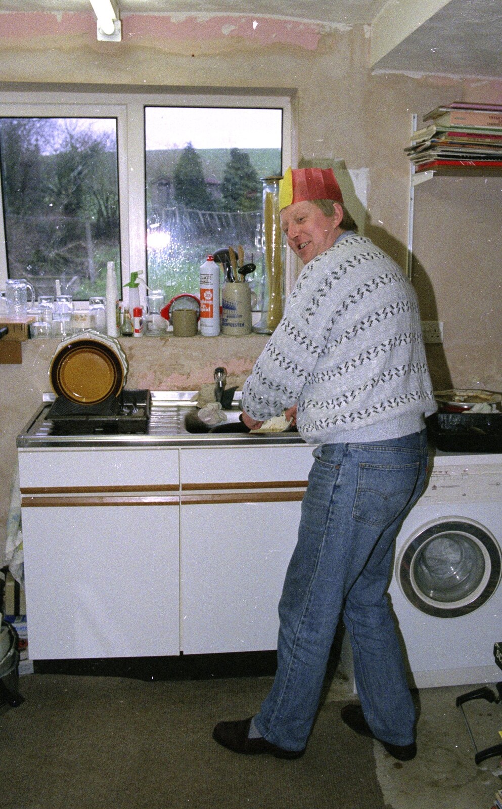 Alan does the washing up from Late Night, and Christmas with the Coxes, Needham, Norfolk - 25th December 1989