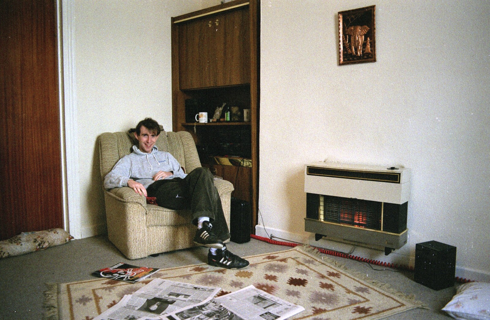 A Trip to Plymouth and Bristol, Avon and Devon - 18th February 1990: Dave in his Bristol digs, gas fire glowing