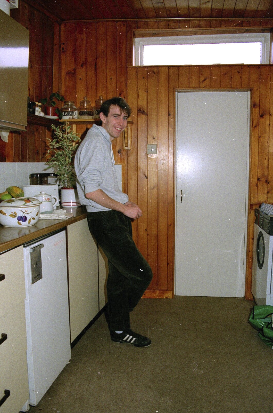 A Trip to Plymouth and Bristol, Avon and Devon - 18th February 1990: Dave in hist student-ey kitchen