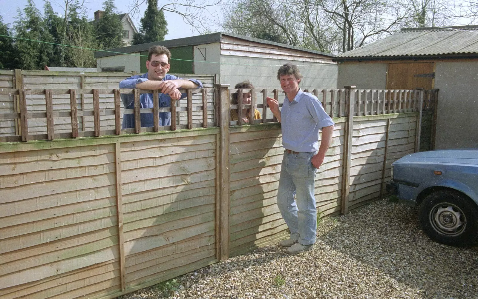 Steve and Sam chat to Geoff over the fence, from Kenny's Nibbles, St. Paul's and Sean's, Farnborough, London and Diss - 19th March 1990