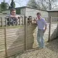 Steve and Sam chat to Geoff over the fence, Kenny's Nibbles, St. Paul's and Sean's, Farnborough, London and Diss - 19th March 1990