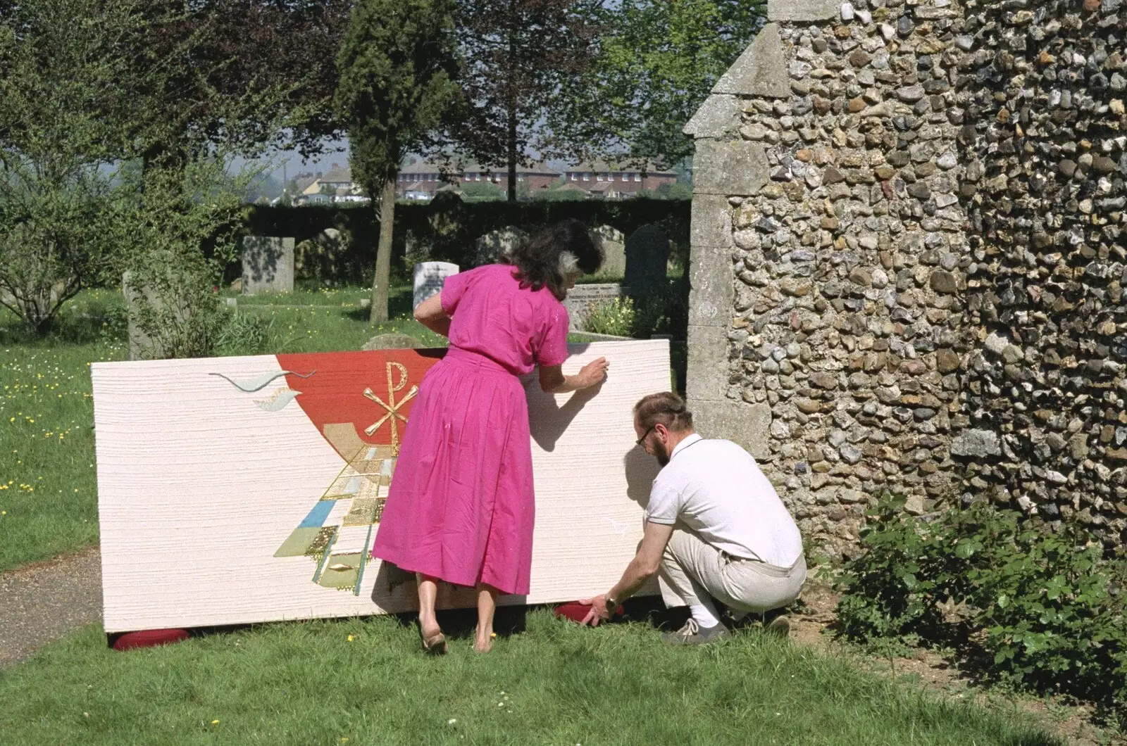 Isobel and Baz set up for a photo session, from Tapestry With Baz, and a Trip to Blakeney, Suffolk and Norfolk - 14th May 1990