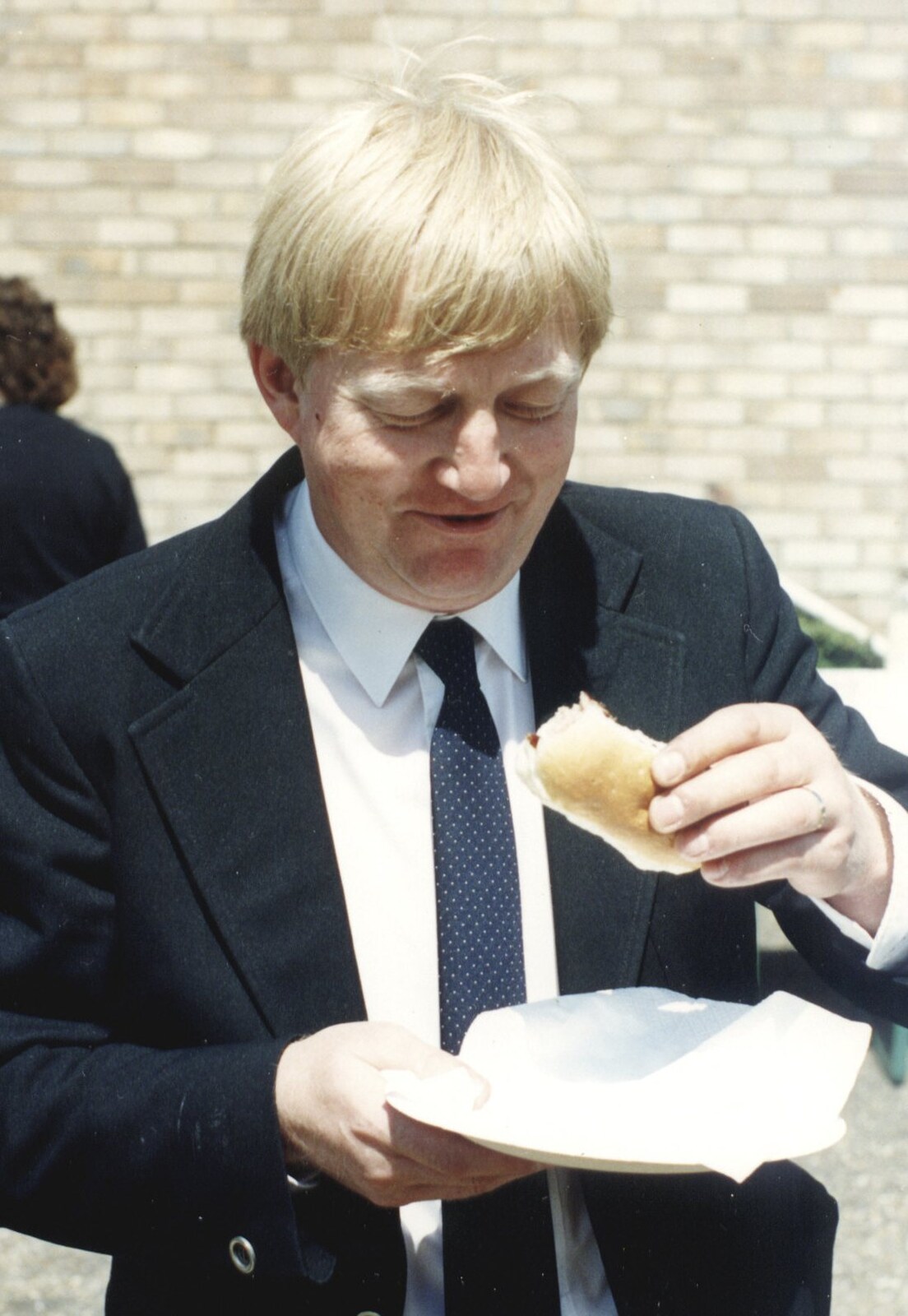 BPCC Anglia Web Open Day, Diss, Norfolk - 23rd June 1990: Alan Cox scoffs a hot dog