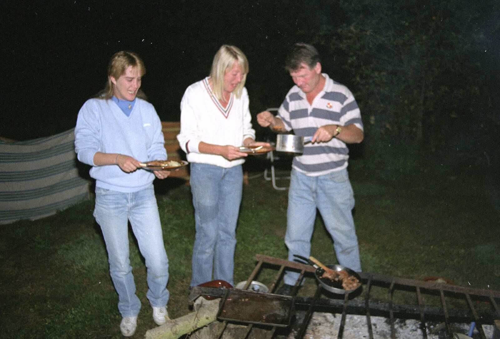 Sue's Fire Dance, Stuston, Suffolk - 21st July 1990: Bernie scoops beans out of a pan