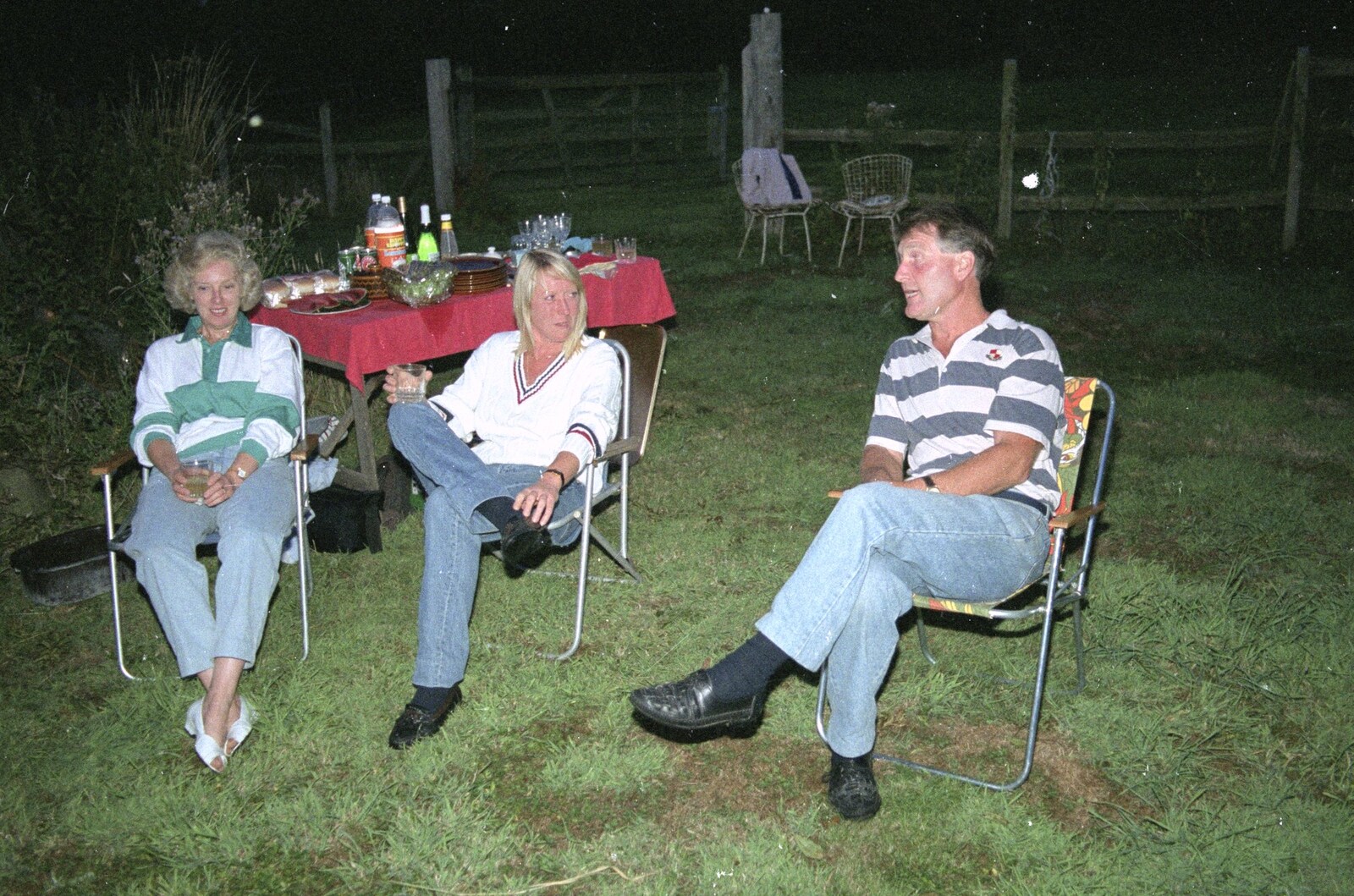 Sue's Fire Dance, Stuston, Suffolk - 21st July 1990: Jean, Sue and Bernie have a chat