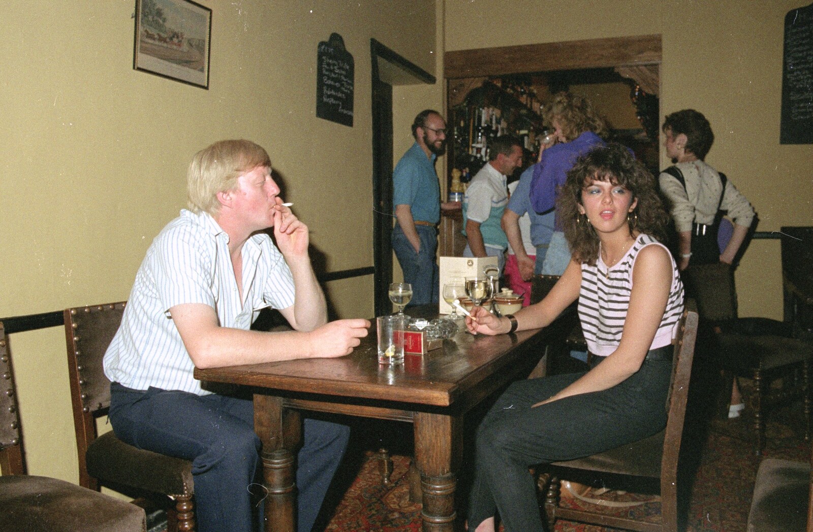 Stuston Sewerage and Kate's Printec Birthday, Scole Inn, Norfolk and Suffolk - 2nd August 1990: Alan and Rachel have a fag