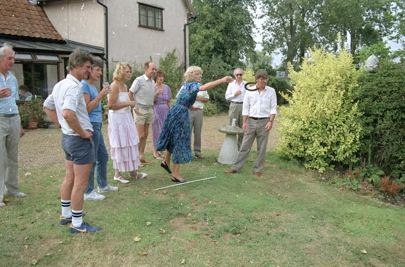 Elteb lobs a horseshoe, from A Bike Ride to Redgrave, Suffolk - 11th August 1990