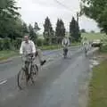 Derek goes for a bit of bicycle acrobatics, A Bike Ride to Redgrave, Suffolk - 11th August 1990