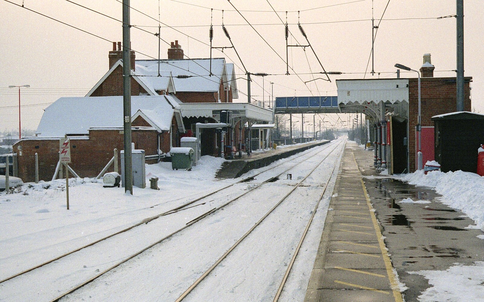 A deserted Diss Railway Station from Snow Days, Stuston and Norwich, Suffolk and Norfolk - 4th February 1991