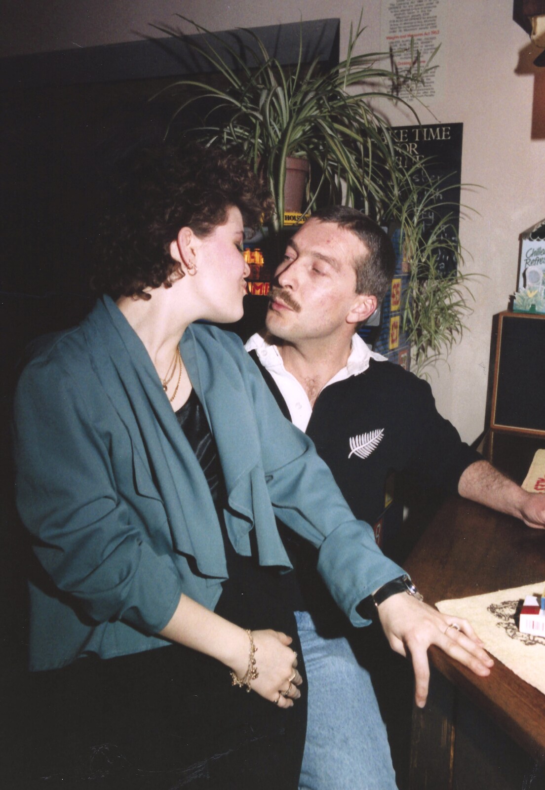 BPCC Printec Reunion at The Brome Swan, Suffolk - 20th February 1991: Kelly pretends to kiss Paul the builder