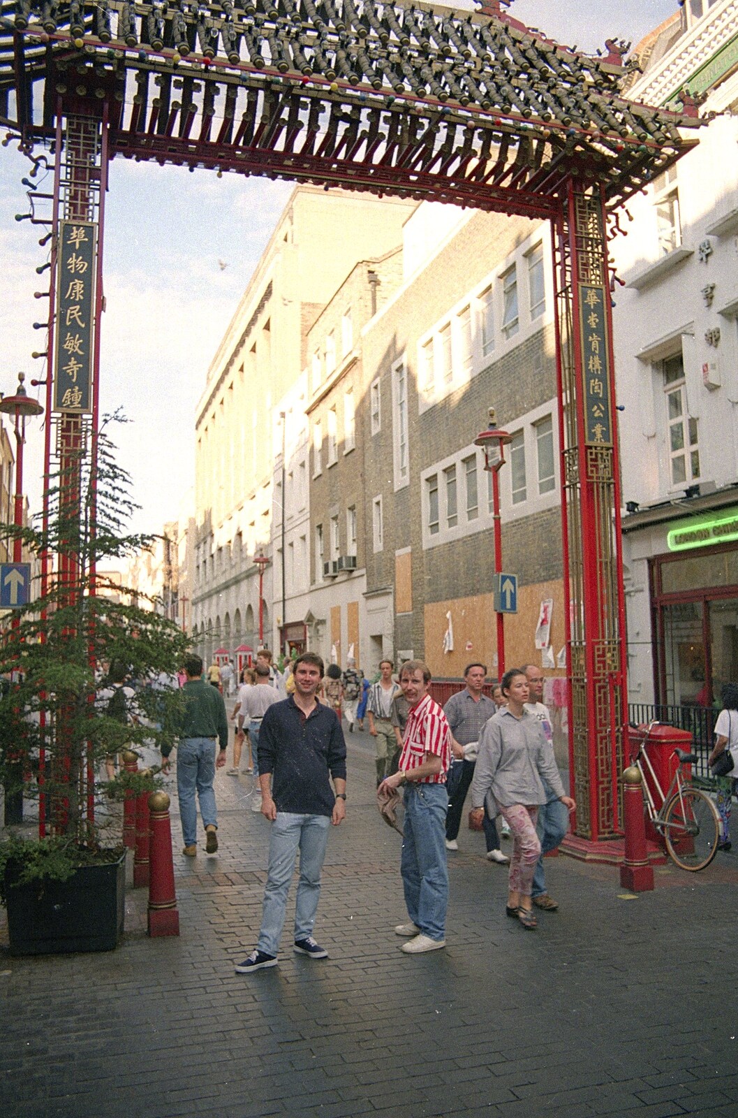 Riki and Dave do the tourist thing in Chinatown from Riki and Dave in Chinatown, and Racing Hovercraft, London and Suffolk - 12th June 1991