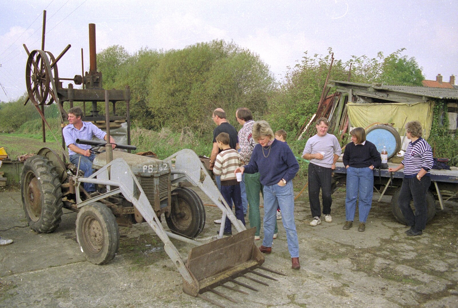 Geoff reverses Winnie into position from Cider Making, Stuston, Suffolk - 14th October 1991