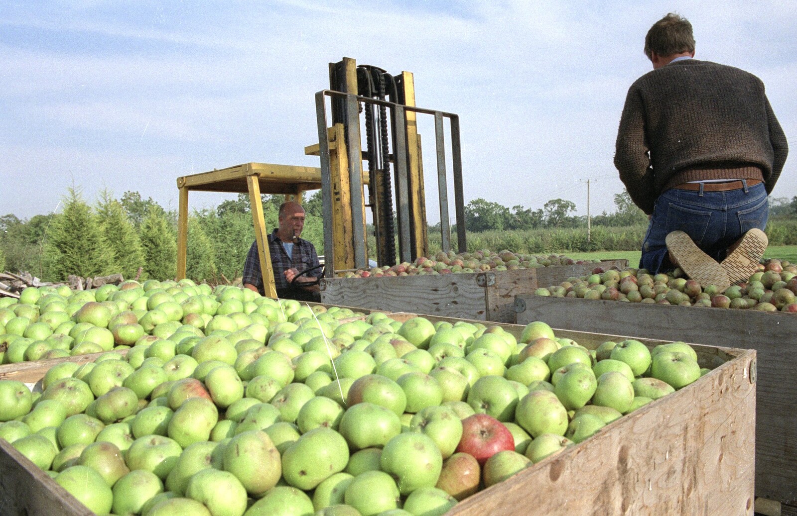 Geoff checks the loading from Cider Making, Stuston, Suffolk - 14th October 1991