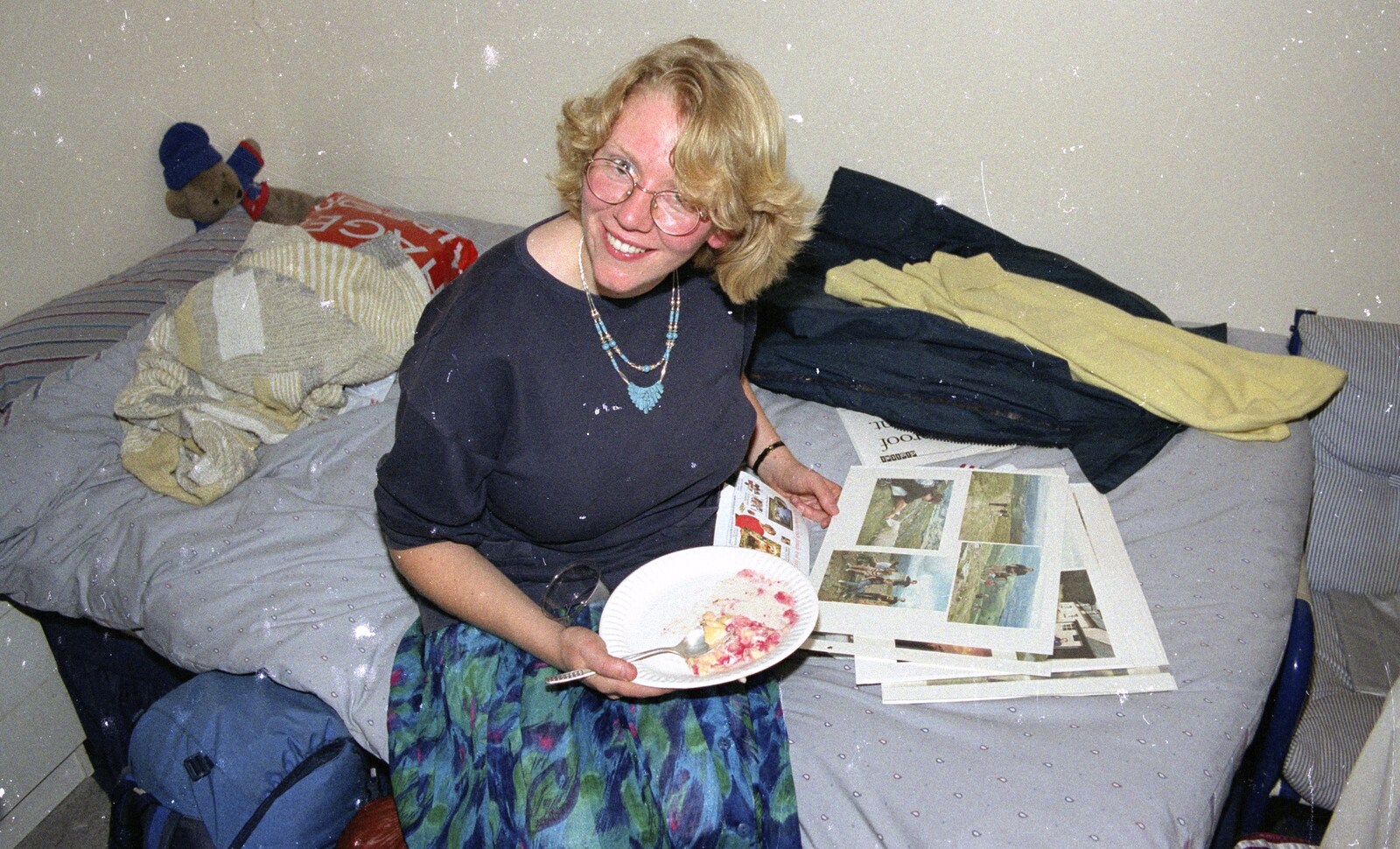 Liz looks at Nosher's photos from Nigel's Party and Hyde Park, Lancaster Gate, London - 16th October 1991