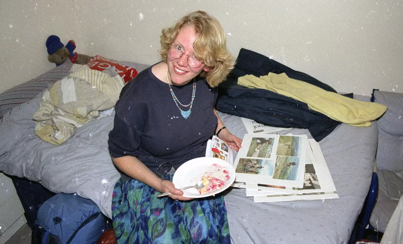 Liz looks at Nosher's photos, from Nigel's Party and Hyde Park, Lancaster Gate, London - 16th October 1991