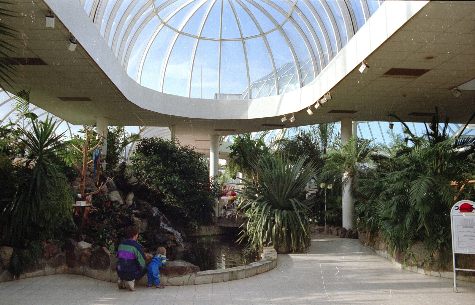 A Trip to Center Parcs, Eemhof, Netherlands - 24th March 1992: A leafy atrium