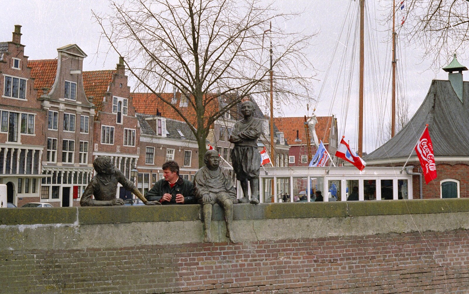 Out and About in Amsterdam, Hoorne, Vollendam and Edam, The Netherlands - 26th March 1992: Geoff and some statues on a wall in Hoorne