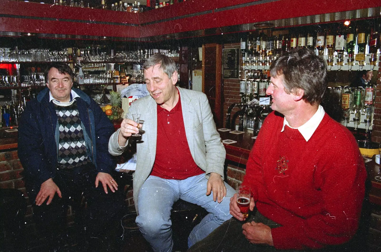 Corky and Geoff chat to one of the locals, from Out and About in Amsterdam, Hoorne, Vollendam and Edam, The Netherlands - 26th March 1992