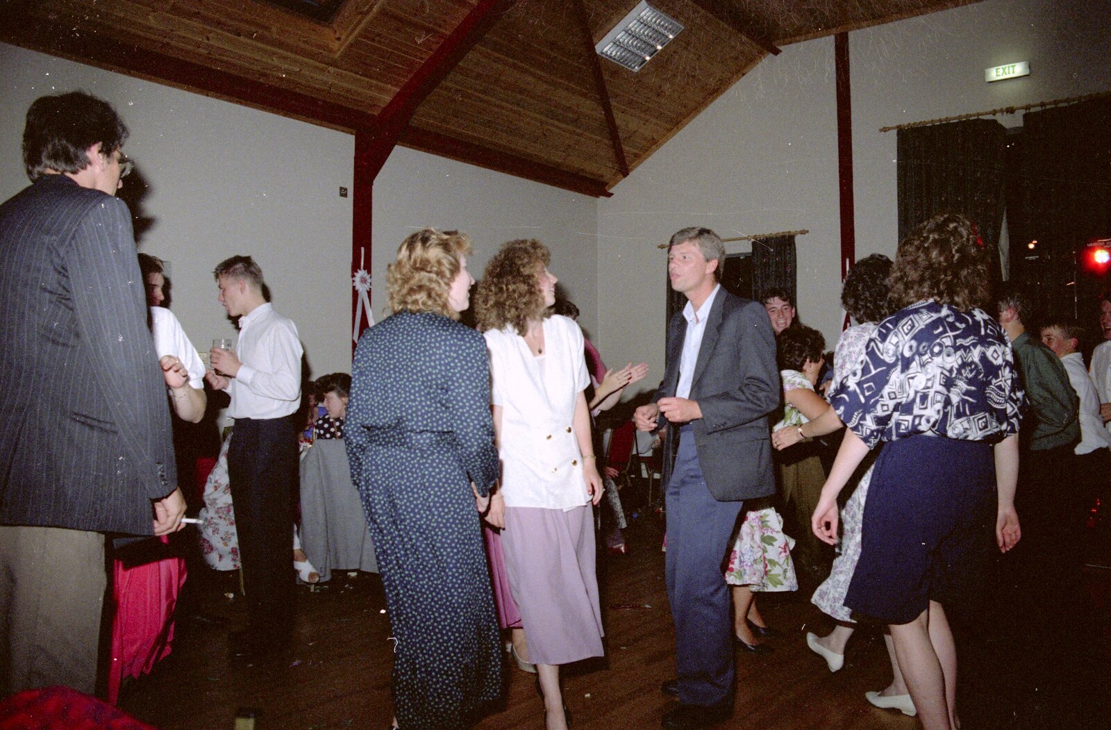 Steve-o gets his funkiest dance moves on from Printec Kelly's Wedding, Eye, Suffolk - 25th April 1992