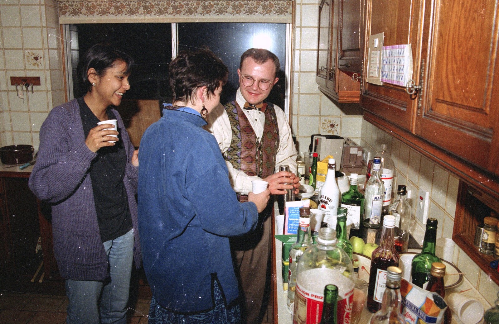 Hamish's Oxford Party, Oxfordshire - 25th April 1992: Hamish mixes up cocktails