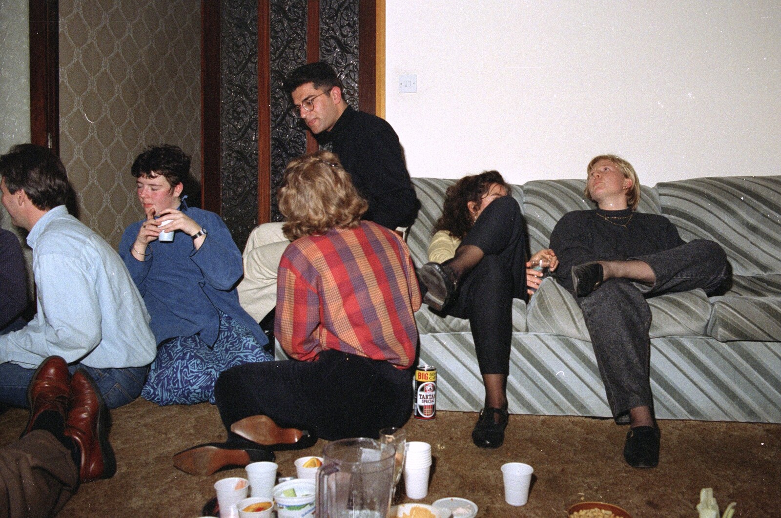 Hamish's Oxford Party, Oxfordshire - 25th April 1992: Party chatter
