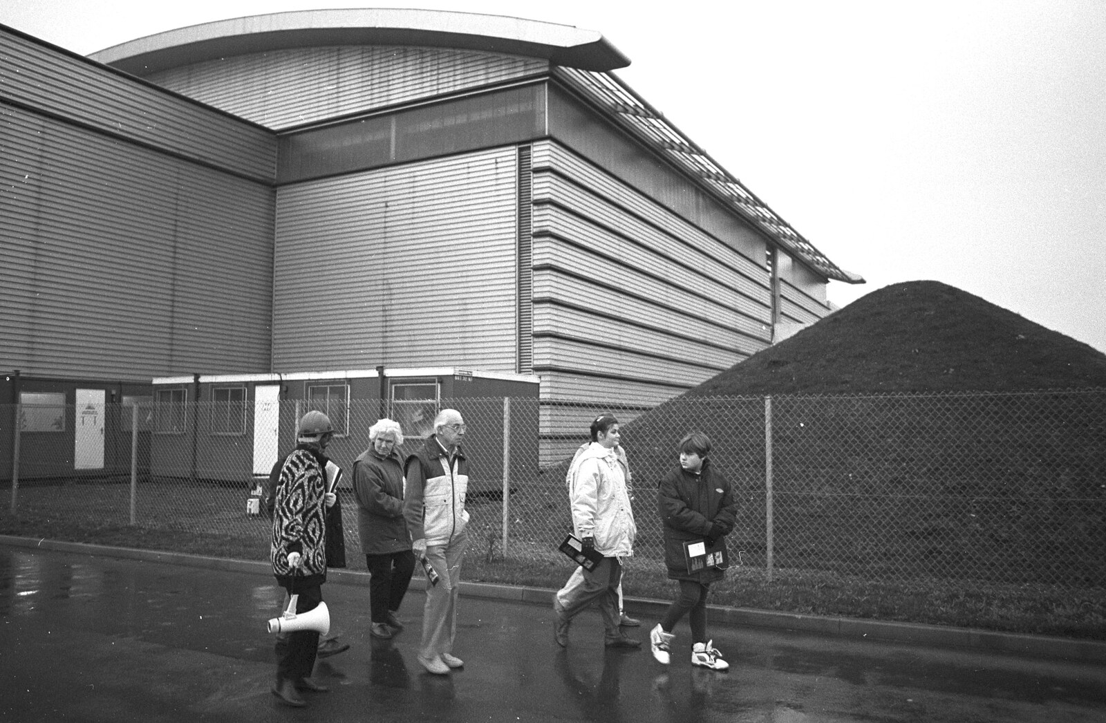 The World's First "Chicken Shit" Power Station, Brome, Eye, Suffolk - 11th July 1992: Walking back to the car park